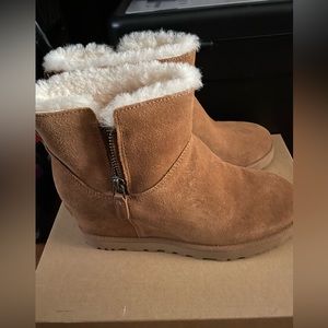 New Ugg boots never worn . Size 6